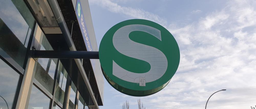 Das S-Bahn-Signet an einer Ringbahn-Station