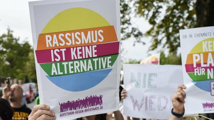 Demonstranten halten bei einer Demo in Werder Plakate mit der Aufschrift "Rassismus ist keine Alternative" hoch.