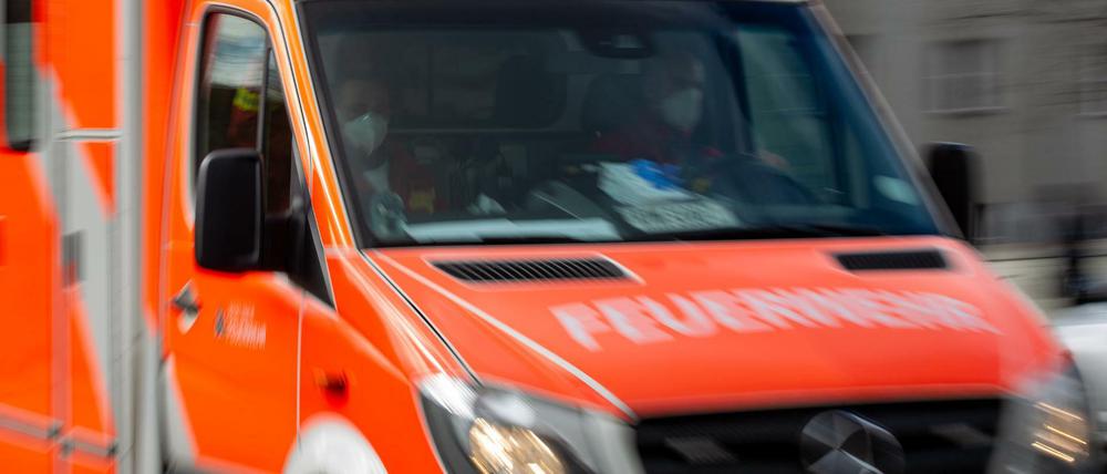 Ein Rettungswagen der Berliner Feuerwehr fährt auf einer Straße.