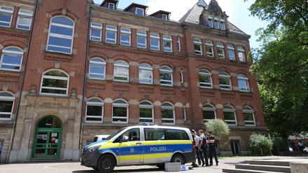 Ein Polizeiauto und mehrere Einsatzkräfte der Polizei stehen vor der Katharinenschule in Esslingen.