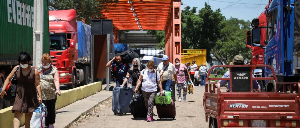 Reisende überqueren die Grenze von Argentinien nach Paraguey. Foto: Imago/Nathalia Aguilar