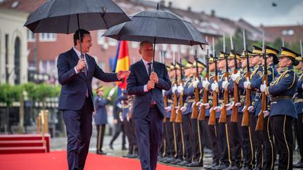 Bundeskanzler Olaf Scholz (rechts) wird am Freitag in der kosovarischen Hauptstadt Pristina empfangen. 