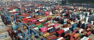 Viele Container stehen im Gebiet Qingdao der Freihandelszone Shandong.