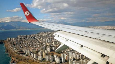 Eine Boeing 737-800 von „Turkish Airlines“ beim Landeanflug auf Antalya (Archivfoto). 