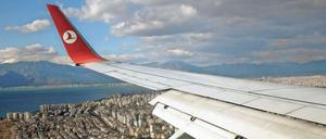 Eine Boeing 737-800 von „Turkish Airlines“ beim Landeanflug auf Antalya (Archivfoto). 