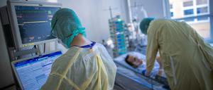 Pflegekräfte betreuen im besonders geschützten Teil einer Intensivstation einen Covid-Patienten.