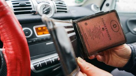 Viele alte Führerscheine müssen zu bestimmten Fristen staffelweise bis 2033 gegen ein neues Dokument umgetauscht werden.