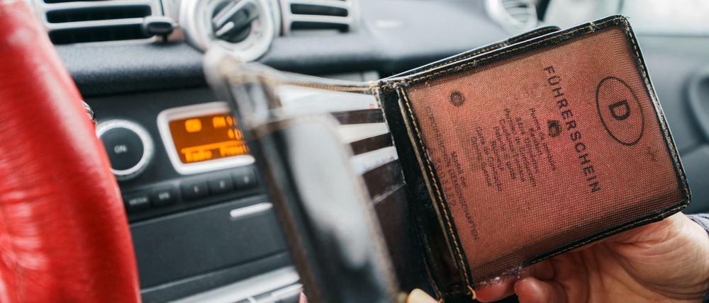 Viele alte Führerscheine müssen zu bestimmten Fristen staffelweise bis 2033 gegen ein neues Dokument umgetauscht werden.