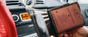 Viele alte Führerscheine müssen zu bestimmten Fristen staffelweise bis 2033 gegen ein neues Dokument umgetauscht werden.