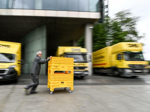 Keine Kleinigkeit: Beim Umzug aus dem Bahntower in einen anderen Teil des Sony Centers mussten viele Kisten bewegt werden.