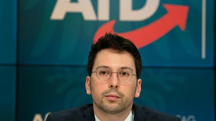 Dennis Hohloch, Parlamentarischer Geschäftsführer der Brandenburger AfD-Fraktion, während einer Pressekonferenz nach einer gemeinsamen Sitzung von Berliner und Brandenburger AfD. 