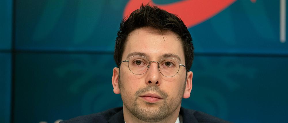Dennis Hohloch, Parlamentarischer Geschäftsführer der Brandenburger AfD-Fraktion, während einer Pressekonferenz nach einer gemeinsamen Sitzung von Berliner und Brandenburger AfD. 