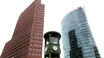 Stadtbildprägend: der Bahntower am Potsdamer Platz, hier rechts neben dem Kollhoff-Tower und der historischen Verkehrsampel.