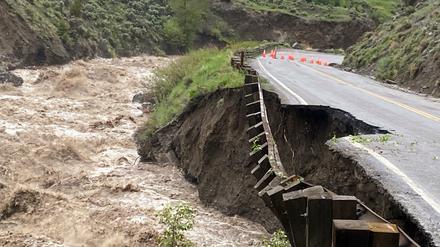 Straßenschäden durch heftige Überschwemmungen im Yellowstone-Nationalpark in den USA.