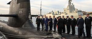 Frankreichs Präsident Emmanuel Macron (zweiter v. l.) and Australiens Premierminister Malcolm Turnbull (dritter v. l. ) auf dem Deck eines U-Bootes der australischen Armee. (Archivbild)