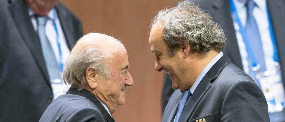 Sowohl Joseph Blatter (l.) als auch Michel Platini müssen sich derzeit vor Gericht verantworten.