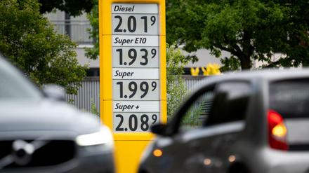 Die Preise für Kraftstoffe steigen in Deutschland weiter an.