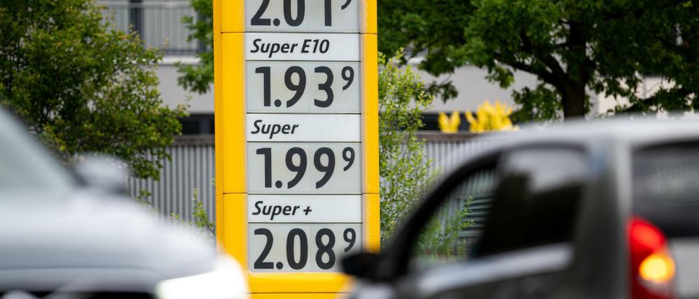 Die Preise für Kraftstoffe steigen in Deutschland weiter an.