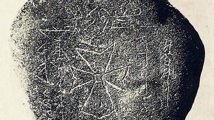 Grabsteine wie dieser verwiesen bereits 1886 auf den Ursprung der mittelalterlichen Pest im Tian Shan Hochgebirge.