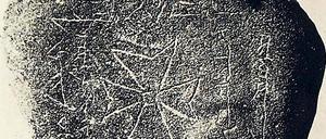 Grabsteine wie dieser verwiesen bereits 1886 auf den Ursprung der mittelalterlichen Pest im Tian Shan Hochgebirge.