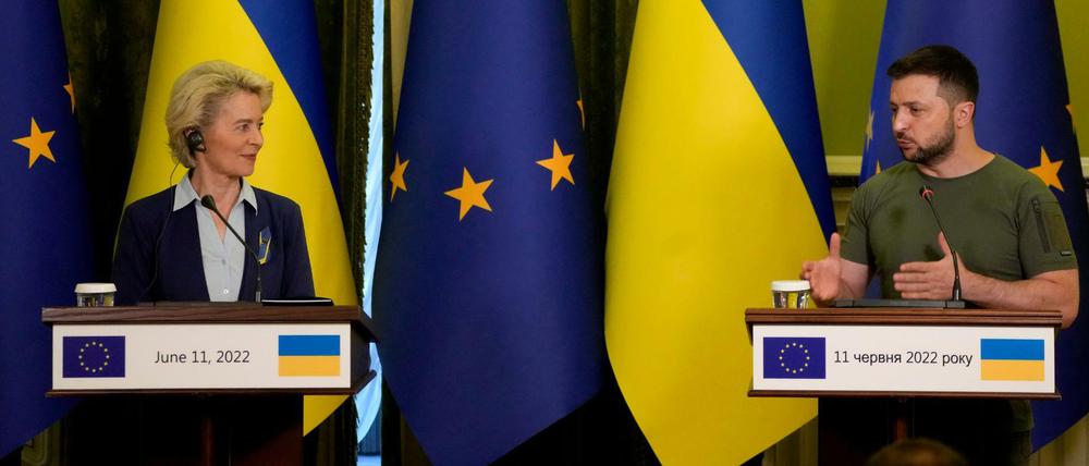 Ursula von der Leyen, EU-Kommissionspräsidentin, auf einer gemeinsamen Pressekonferenz mit Wolodymyr Selenskyj, Präsident der Ukraine.