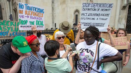 Aktivisten protestieren gegen das Ruanda-Flüchtlingsprogramm der britischen Regierung 