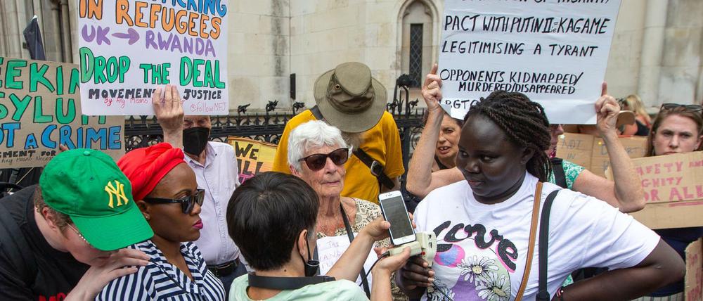 Aktivisten protestieren gegen das Ruanda-Flüchtlingsprogramm der britischen Regierung