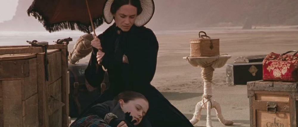 Die Schottin Ada (Holly Hunter) wird an einen Auswanderer nach Neuseeland verheiratet. Ihr Klavier in der Holzbox will sie nach der Ankunft nicht am Strand zurücklassen.