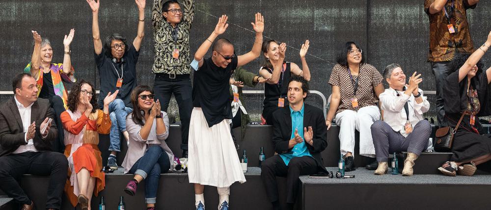 Mitglieder des indonesischen Künstler-Kollektiv Ruangrupa bei der Pressekonferenz im Auestadion. 