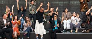 Mitglieder des indonesischen Künstler-Kollektiv Ruangrupa bei der Pressekonferenz im Auestadion.