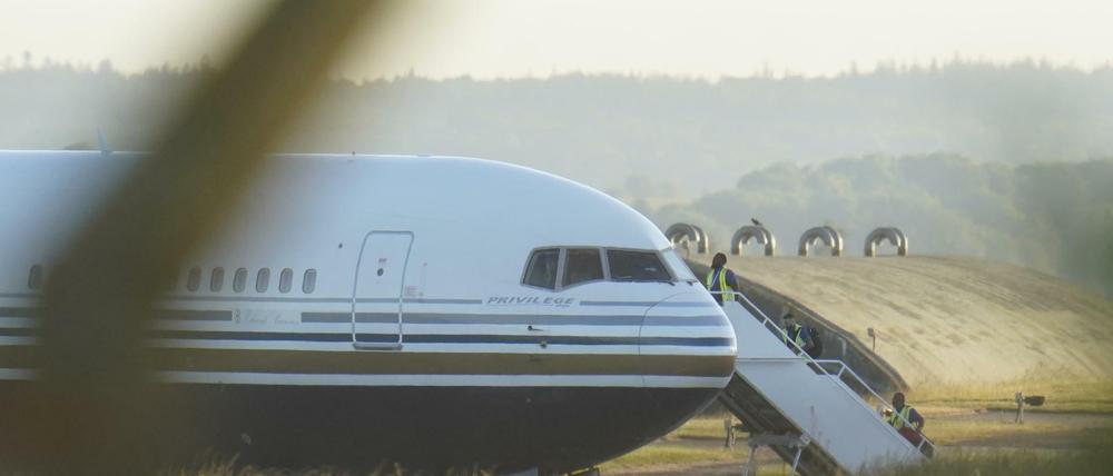 Eine Boeing 767 steht auf einer Militärbases in der Nähe von Salisbury. Es wird angenommen, dass mit ihr Asylsuchende von Großbritannien nach Ruanda gebracht werden sollen. 