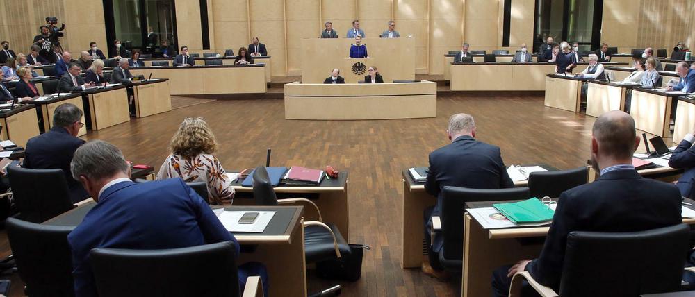 Die Abgeordneten der Länder nehmen im Bundesrat an einer Sitzung teil.