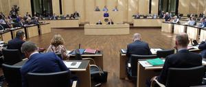 Die Abgeordneten der Länder nehmen im Bundesrat an einer Sitzung teil.