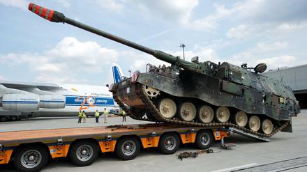 Eine Panzerhaubitze 2000 vom deutschen Rüstungsunternehmen Krauss-Maffei Wegmann fährt auf einen Tieflader (Archivbild).