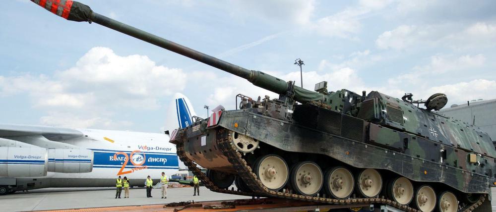 Eine Panzerhaubitze 2000 vom deutschen Rüstungsunternehmen Krauss-Maffei Wegmann fährt auf einen Tieflader (Archivbild).