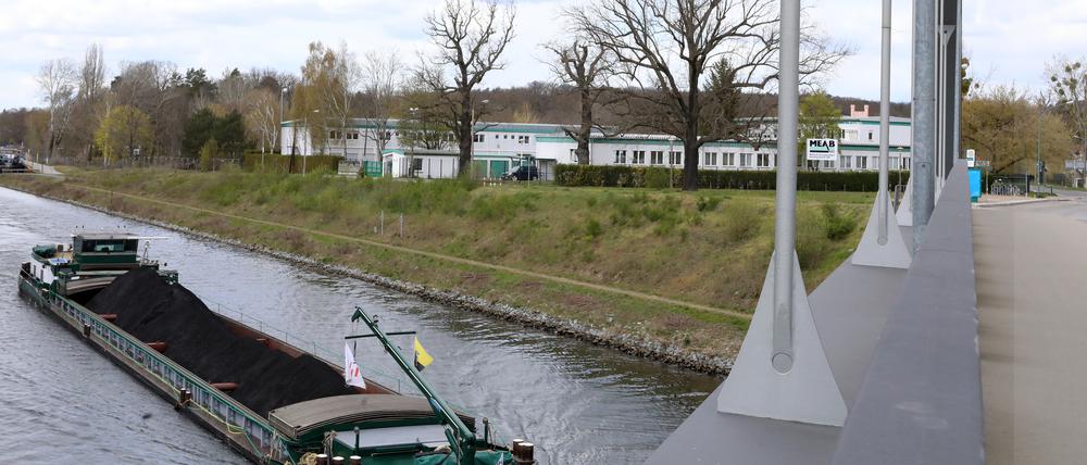 Das Gelände und Ufer der MEAB am Sacrow-Paretzer Kanal in Potsdam Neu Fahrland.