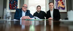 Drei gegen Audi. Rechtsanwalt Dirk Giesen (links), Mandant Alexander B. (Mitte) und Rechtsanwalt Burkhard Benecken klagen den Gebrauch der Gendersprache beim Automobilkonzern.