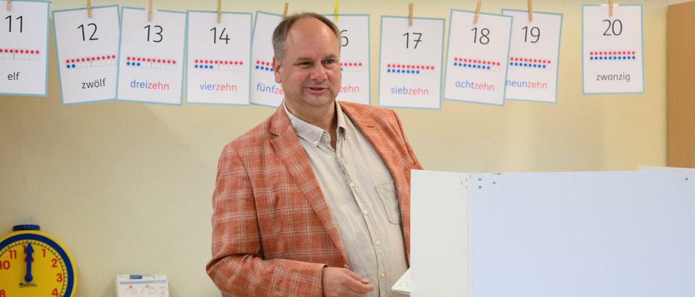 Dirk Hilbert (FDP), amtierender Oberbürgermeister in Dresden bei der Stimmabgabe für die Oberbürgermeisterwahl.