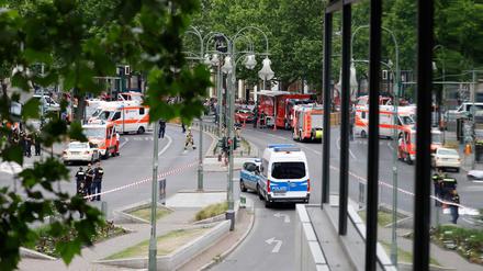 Nach der Amokfahrt vom 8. Juni werden am Tauentzien Verletzte und unter Schock stehende Menschen versorgt.