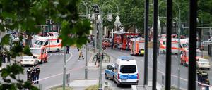Nach der Amokfahrt vom 8. Juni werden am Tauentzien Verletzte und unter Schock stehende Menschen versorgt.