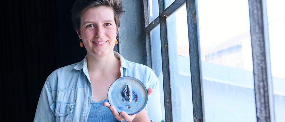 Catharina Rubel betreibt das Keramikstudio Villa Vulva in Berlin-Oberschöneweide. Dort töpfert sie zum Beispiel Seifenschalen mit einer stilisierten Vulva. 