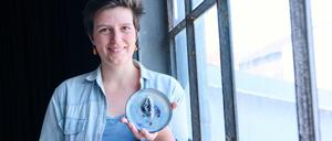 Catharina Rubel betreibt das Keramikstudio Villa Vulva in Berlin-Oberschöneweide. Dort töpfert sie zum Beispiel Seifenschalen mit einer stilisierten Vulva.
