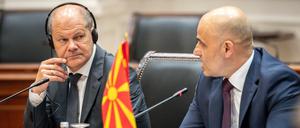 Bundeskanzler Olaf Scholz (l, SPD), sitzt in Nordmazedonien neben Ministerpräsident Dimitar Kovacevski