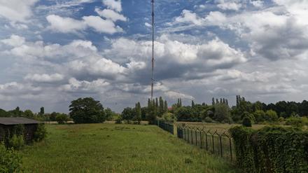 2015 wurde der Sendemast, hier noch im Bild, gesprengt. Seither liegt die Fläche brach. 