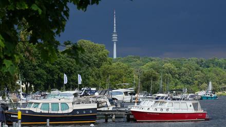 Vor Sonne, hinten düster: Dunkle Wolken ziehen über den Tiefen See und den Park Babelsberg.