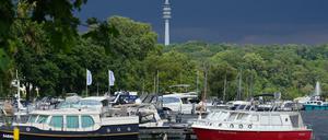 Vor Sonne, hinten düster: Dunkle Wolken ziehen über den Tiefen See und den Park Babelsberg.