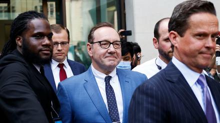 Kevin Spacey beim Verlassen des Gerichtsgebäudes.