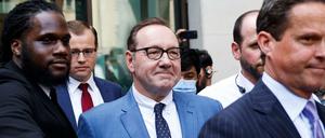 Kevin Spacey beim Verlassen des Gerichtsgebäudes.