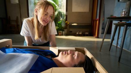 So sieht Zukunft aus. Mila (Friederike Kempter) bestellt sich in „Tender Hearts“ einen Androiden (Madieu Ulbrich). 