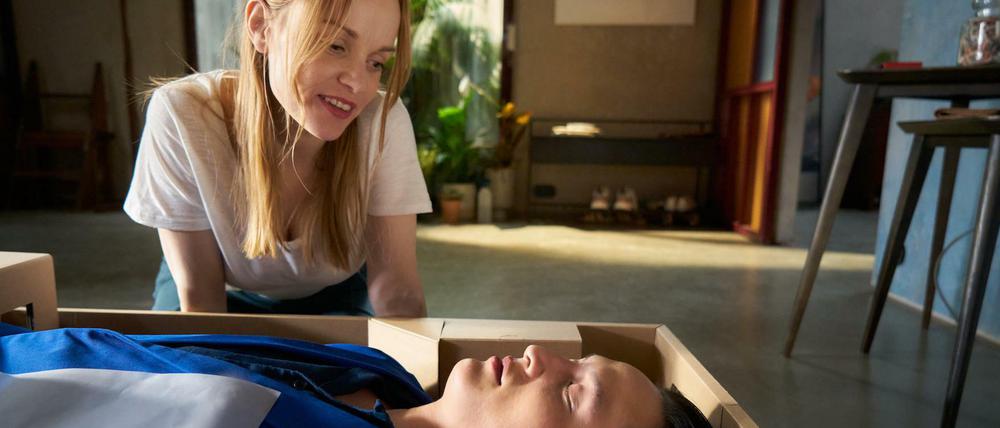 So sieht Zukunft aus. Mila (Friederike Kempter) bestellt sich in „Tender Hearts“ einen Androiden (Madieu Ulbrich).